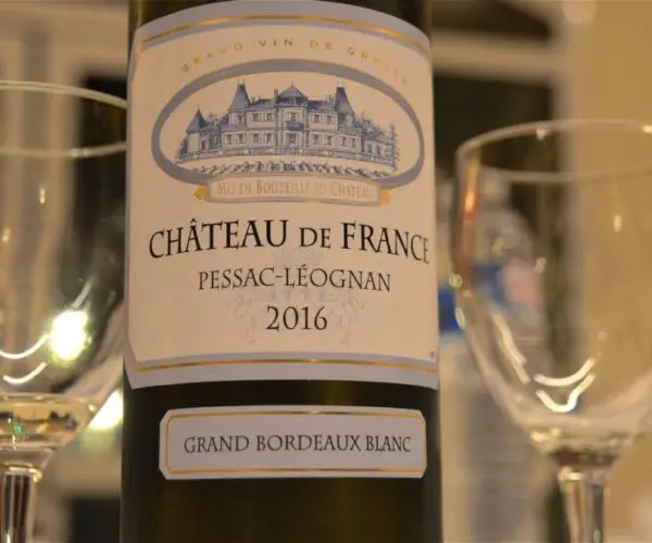 Dégustation d'un verre de vin rouge dans un restaurant à Bordeaux.