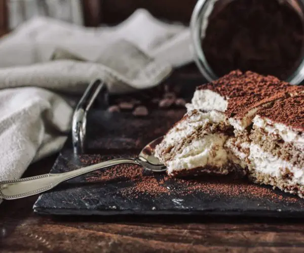 Dessert aux chocolats frais et dressage élégant par le chef pâtissier du restaurant La Table des Trois à Bordeaux .