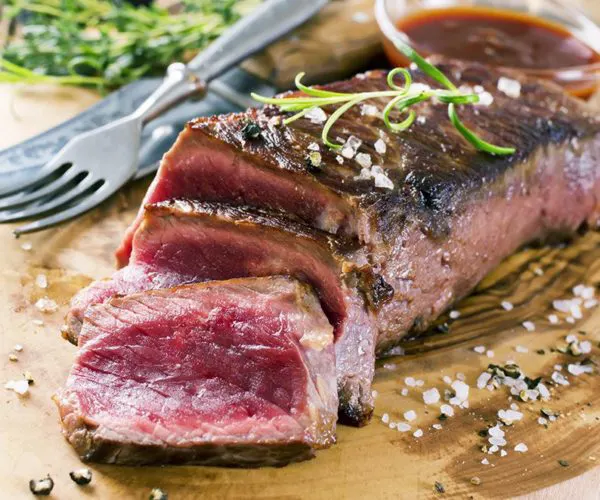 Plat gastronomique de viande et légumes de saison du restaurant La Table des Trois à Bordeaux .