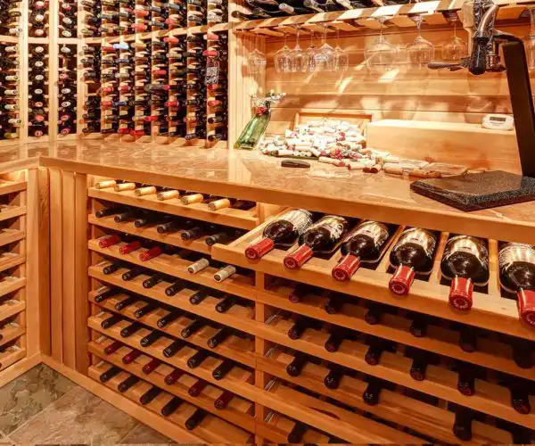Vue d'une cave à vin traditionnelle avec des bouteilles de vin rouge dans le restaurant à Bordeaux.